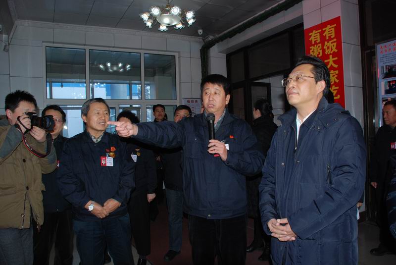 15.張雨浦書記、閆子忠副市長(zhǎng)等領(lǐng)導(dǎo)觀看公司榮譽(yù)展